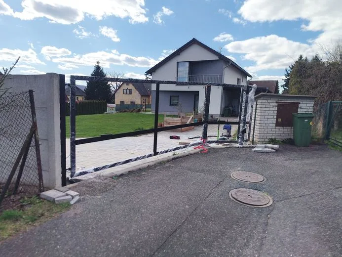 Brána a vrata sladěná s oplocením